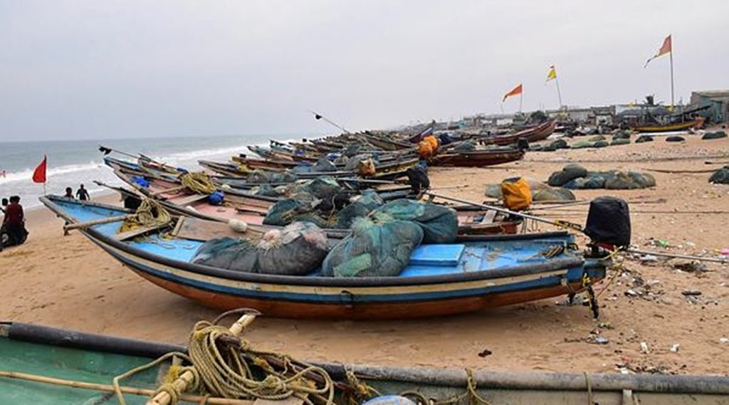 ओडिशा तट पर ऐंकर की गईं नाव। फोटो- पीटीआई ओडिशा तट पर ऐंकर की गईं नाव। फोटो- पीटीआई