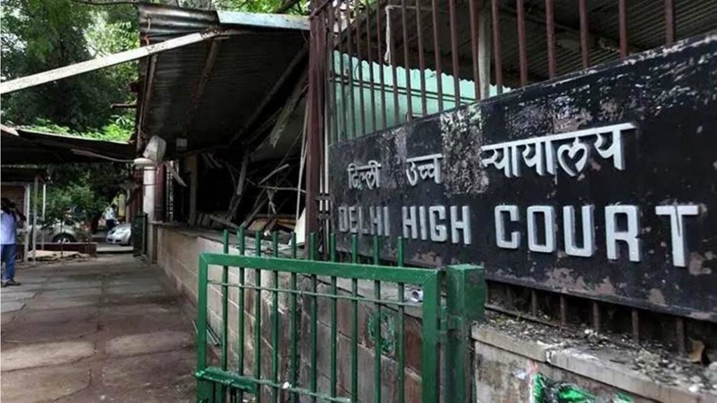 दिल्ली हाई कोर्ट ने औद्योगिक न्यायाधिकरण के एक आदेश को दरकिनार कर दिया जिसमें अपने व्यक्तिगत खातों में पैसे ट्रांसफर करने वाले एक बैंक कर्मचारी की बर्खास्तगी को खारिज कर दिया गया था। (एक्सप्रेस फाइल फोटो)