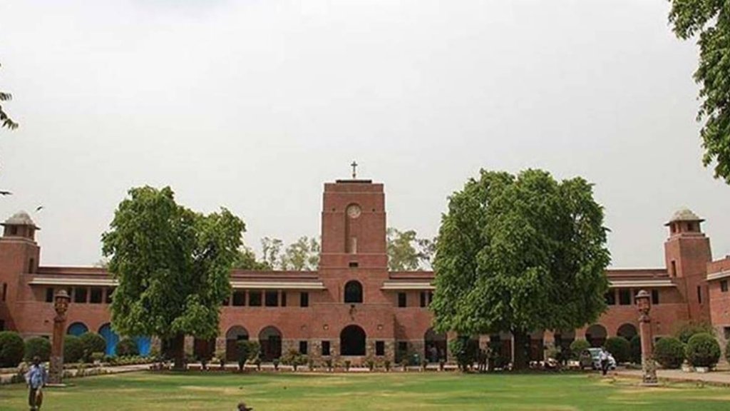एडमिशन संबंधी मुद्दों को लेकर बनाई गई कमेटी ने सिफारिश की है कि सभी बोर्डों के विद्यार्थियों को उचित और बराबर अवसर देने के लिए प्रवेश परीक्षा आयोजित की जाए। (एक्सप्रेस फाइल फोटो)