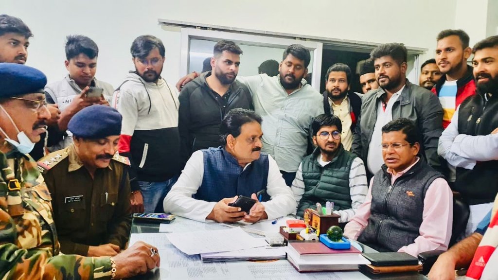 महात्मा गांधी के खिलाफ आपत्तिजनक टिप्पणी करने वाले संत कालीचरण के खिलाफ एफआईआर दर्ज करवाते कांग्रेस कार्यकर्ता (फोटो: ट्विटर/ Cocopadhi)