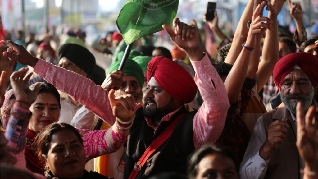 आंदोलन ख़त्म होने के ऐलान के बाद प्रदर्शन स्थल पर भांगड़ा करते किसान (एक्सप्रेस फोटो)