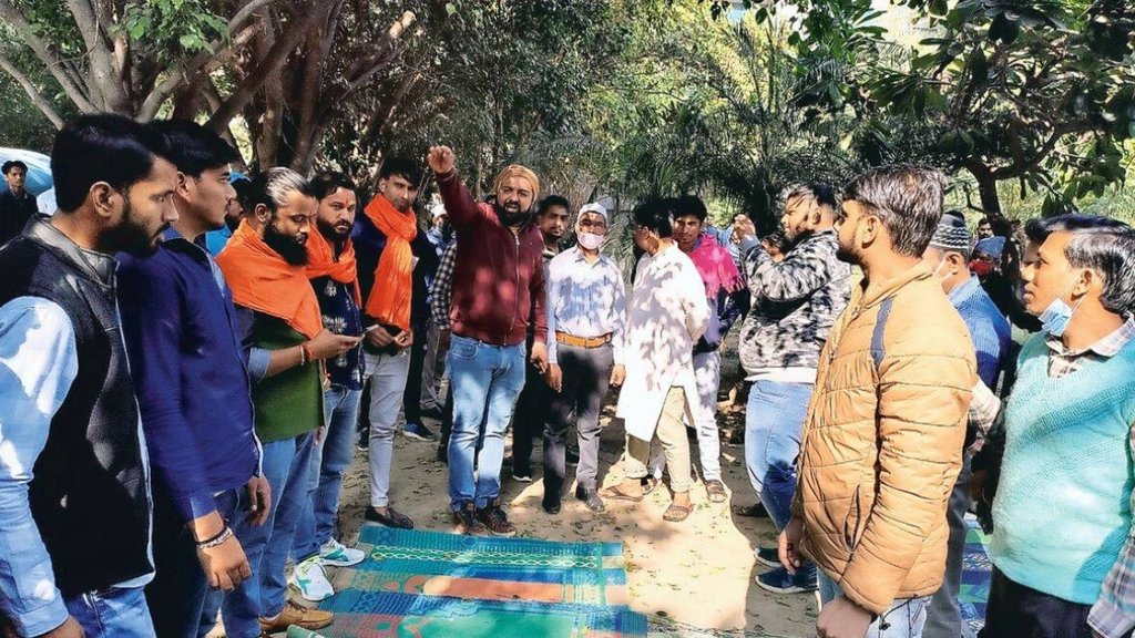 गुरुग्राम में खुले में नमाज का विरोध करते हिंदू संगठनों के कार्यकर्ता (एक्सप्रेस फोटो)