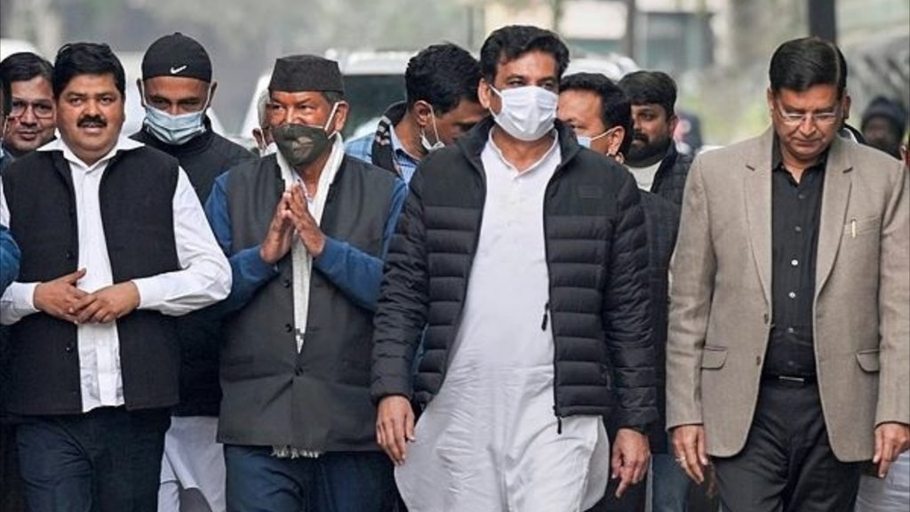 राहुल गांधी से मिलने जाते हरीश रावत सहित उत्तराखंड के अन्य कांग्रेस नेता (फोटो: पीटीआई)