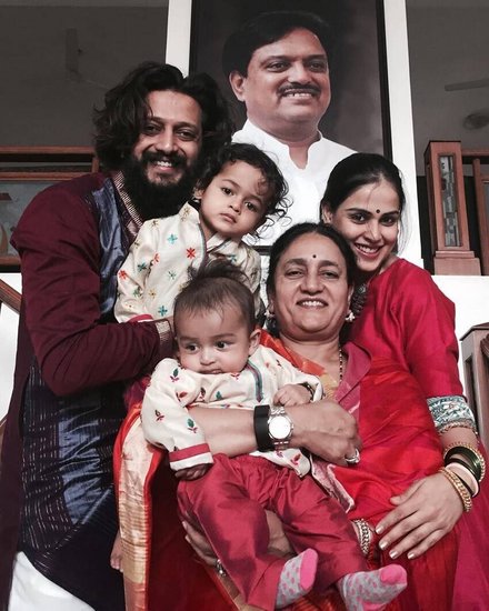 Genelia Desouza: जेनेलिया डिसूजा ने भी रितेश देशमुख से शादी के बाद सास-ससुर के साथ ही रहना चुना। ससुर विलासराव देशमुख के निधन के बाद जेनेलिया की सास उनके साथ ही रहती हैं।