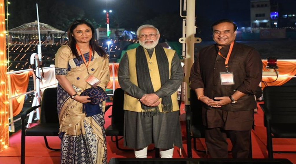 वाराणसी में प्रधानमंत्री के साथ असम के सीएम हिमंत बिस्व सरमा। (फोटो- ट्विटर एकाउंट)
