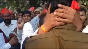 scuffle between SP leader and UP Police personnel