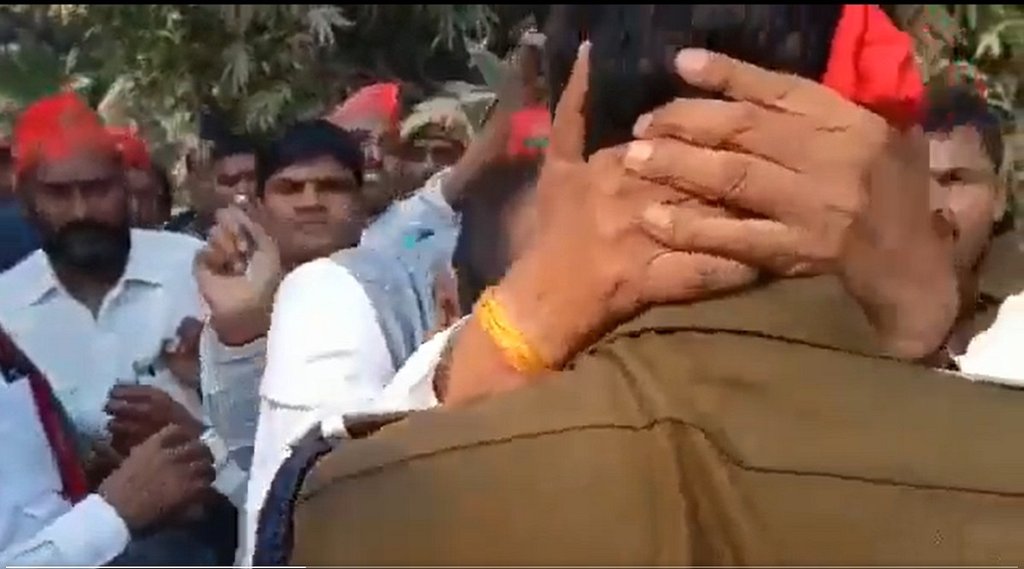 scuffle between SP leader and UP Police personnel