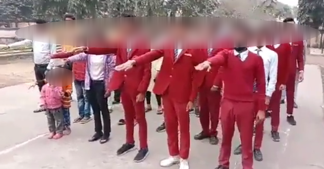 उत्तरप्रदेश के सोनभद्र के स्कूली बच्चों का विवादस्पद वीडियो वायरल होने के बाद पुलिस मामले की जांच में जुट गई है। (फोटो: ट्विटर/SureshChavhanke)