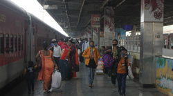 तत्काल टिकटों पर शुल्क थोड़ा अनुचित, यात्रियों पर डालता है बोझ, किराये पर विवेकपूर्ण ढंग से हो निर्णय- संसदीय कमेटी