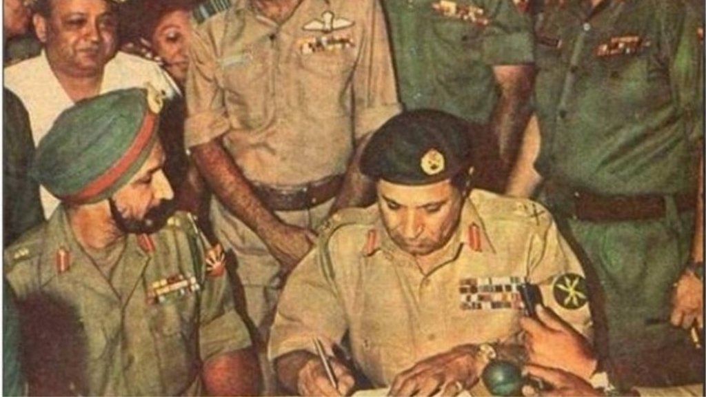 16 दिसंबर 1971 को पाकिस्तानी सेना के लेफ्टिनेंट जनरल नियाजी ने हार मानते हुए 93 हजार से ज्यादा सैनिकों के साथ सरेंडर किया। (फोटो: पीआईबी)