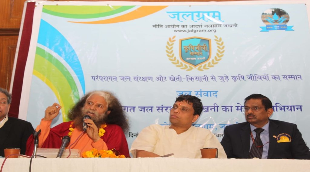बुधवार को प्रेस क्लब नई दिल्ली में जलसंवाद कार्यक्रम में मौजूद स्वामी चिदानंद सरस्वती, आचार्य बालकृष्ण, नीति आयोग के अविनाश मिश्रा तथा अन्य लोग। 
