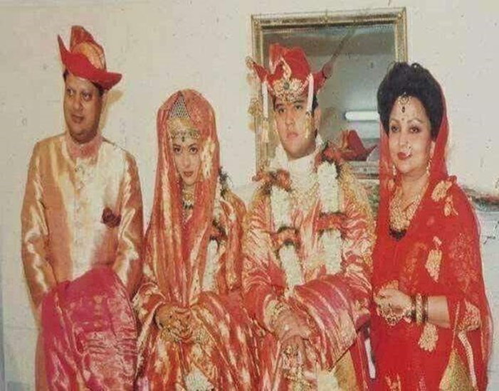 ज्योतिरादित्य सिंधिया 12 दिसंबर 1994 को बड़ौदा के गायकवाड़ परिवार की राजकुमारी प्रियदर्शिनी राजे संग परिणय सूत्र में बंधे थे।