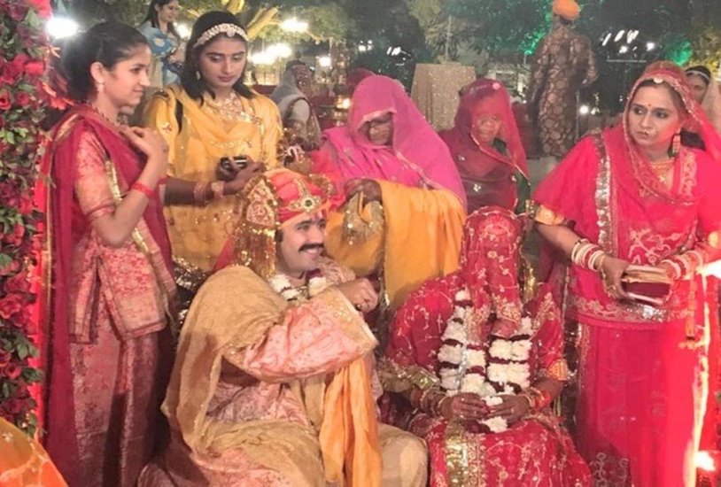 विक्रमादित्य सिंह दिवंगत कांग्रेस नेता वीरभद्र सिंह के बेटे हैं। विक्रमादित्य हिमाचल प्रदेश के सबसे युवा एमएलए भी हैं। उनकी पत्नी का नाम सुदर्शना है।