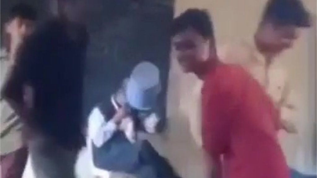 कर्नाटक के एक हाईस्कूल में शिक्षक के साथ दुर्व्यवहार करने के मामले में शिक्षा विभाग ने जांच के आदेश दे दिए हैं। (फोटो: एएनआई)