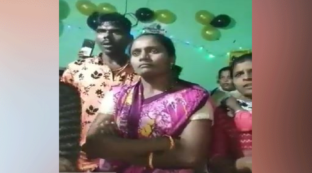 कर्नाटक में महिलाओं ने हिन्दूवादी संगठन को घर से निकाला (फोटो- वीडिया स्क्रीनशॉट @KeypadGuerilla)