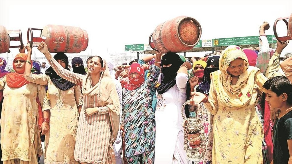 एलपीजी गैस के बढ़ते दामों के खिलाफ प्रदर्शन करती महिलाएं (एक्सप्रेस फाइल फोटो)