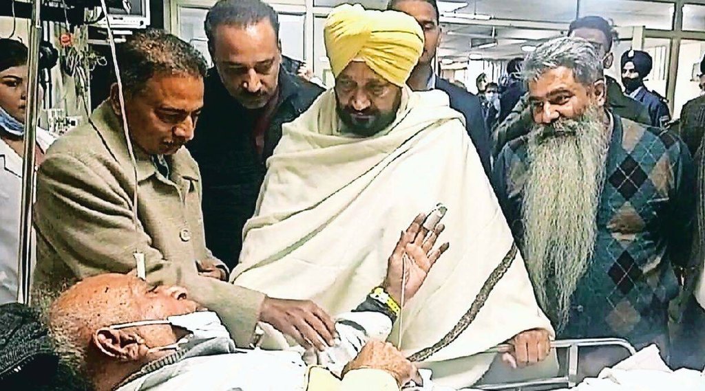 घायलों के हालचाल लेते हुए पंजाब के मुख्यमंत्री। फोटो- एक्सप्रेस By गुरमीत सिंह घायलों के हालचाल लेते हुए पंजाब के मुख्यमंत्री। फोटो- एक्सप्रेस By गुरमीत सिंह