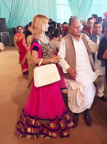 तस्वीर में मुलायम सिंह के साथ नजर आ रहीं सुनहरे बालों वाली इन मोहतरमा का नाम है रूबी फोगाट यादव। 