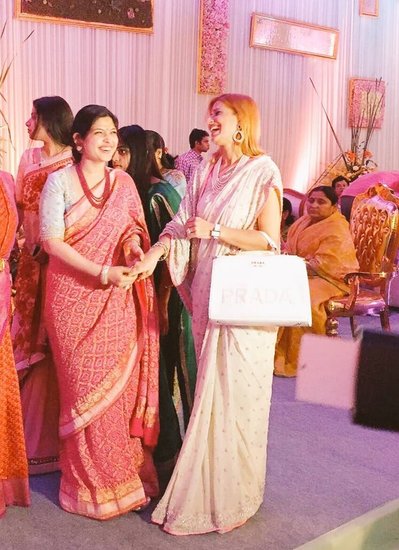 डिंपल यादव के साथ रूबी की इस तस्वीर को देख अंदाजा लगाया जा सकता है कि दोनों के बीच संबंध कितने मधुर हैं।