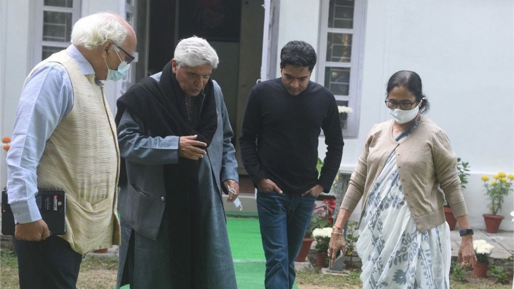 पश्चिम बंगाल की मुख्यमंत्री ममता बनर्जी ने अपने दिल्ली दौरे पर राजनीति और अन्य क्षेत्रों के दिग्गजों से मुलाक़ात की। (फोटो: ट्विटर/ @AITCofficial)