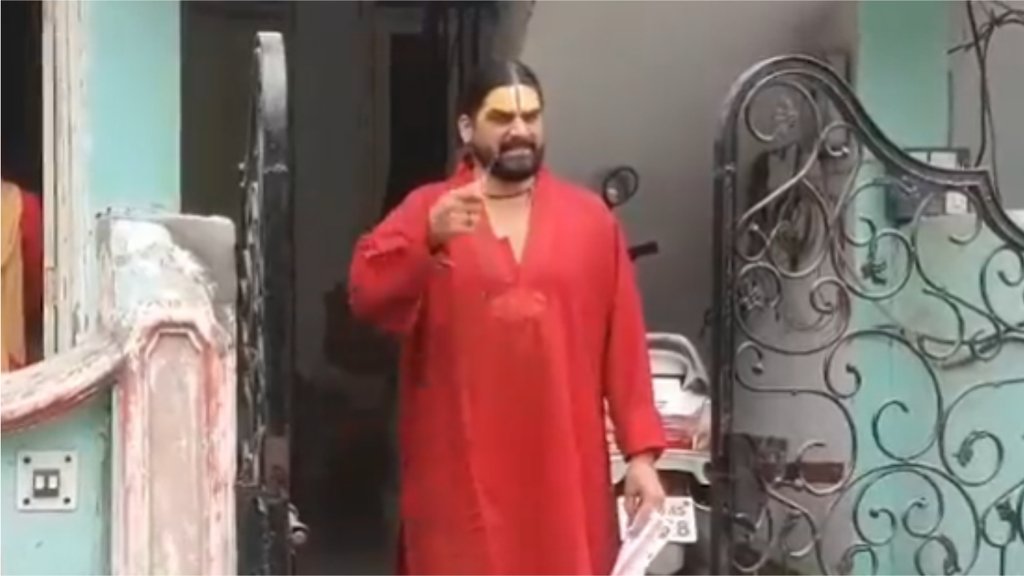 मथुरा पुलिस जब पुजारी को गिरफ्तार करने आई तो वह चाक़ू लेकर आत्महत्या की धमकी देने लगा। (फोटो: सोशल मीडिया) 