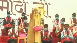 PM मोदी ने काशी विश्वनाथ धाम के निर्माण करने वाले श्रमिकों पर बरसाए फूल तो नम हुईं श्रमजीवियों की आंखें, सोशल मीडिया पर आने लगे रिएक्शन