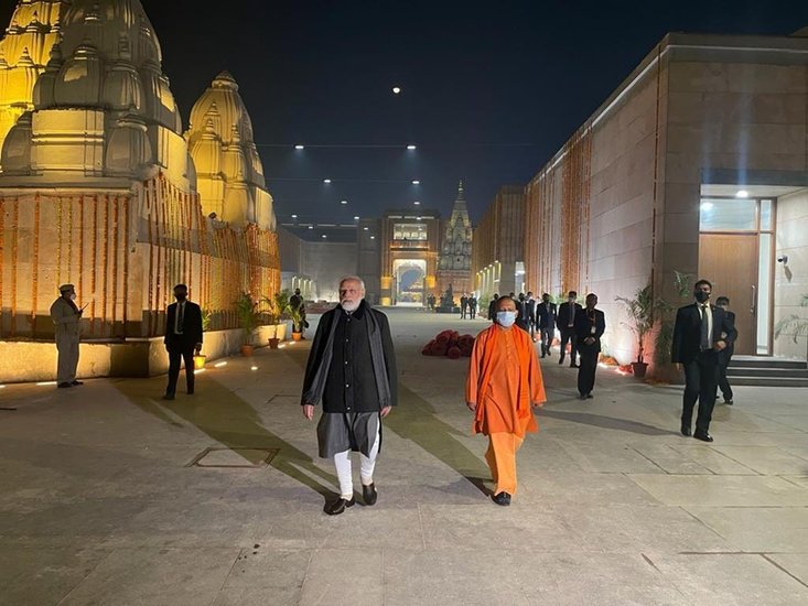 PM Narendra Modi In Kashi: पीएम नरेंद्र मोदी काशी में हैं। यहां उन्होंने काशी विश्वनाथ कॉरिडोर का उद्घाटन किया। वाराणसी दौरे के पहले दिन पीएम की काफी तस्वीरें सोशल मीडिया और मीडिया में चर्चा का विषय बनी रहीं। सोशल मीडिया में कुछ यूजर्स ने लिखा कि प्रधानमंत्री ने एक दिन में पांच बार कपड़े बदले। आइए देखें सुबह से देर रात तक किस तरह नजर आएं प्रधानमंत्री: