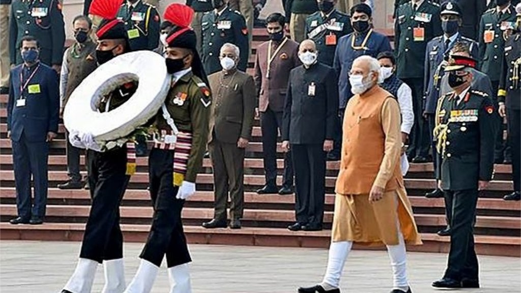 गुरुवार को पीएम मोदी 1971 में हुए भारत-पाक युद्ध के 50वें विजय दिवस पर आयोजित स्वर्णिम विजय मशाल कार्यक्रम में शामिल हुए। (फोटो: पीटीआई)
