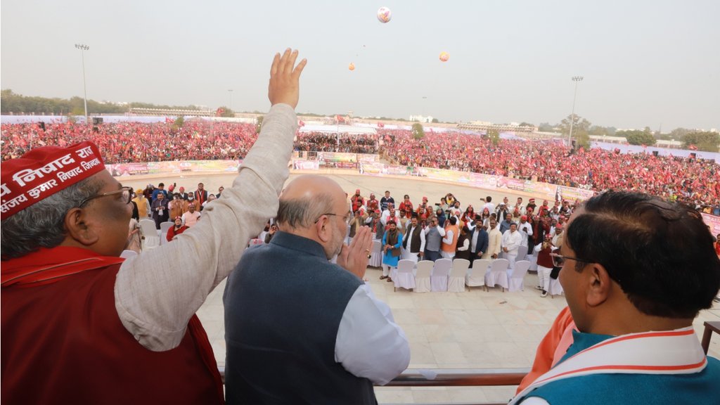 लखनऊ में भाजपा और निषाद पार्टी की संयुक्त रैली में केंद्रीय गृह मंत्री अमित शाह ने निषाद समाज को खूब साधने की कोशिश की। (फोटो: ट्विटर/AmitShah) 