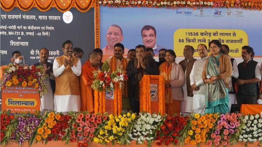 सोमवार को नितिन गडकरी ने मुख्यमंत्री योगी आदित्यनाथ के साथ जौनपुर में राष्ट्रीय राजमार्ग परियोजना का शिलान्यास किया। (फोटो: ट्विटर/ nitin_gadkari)