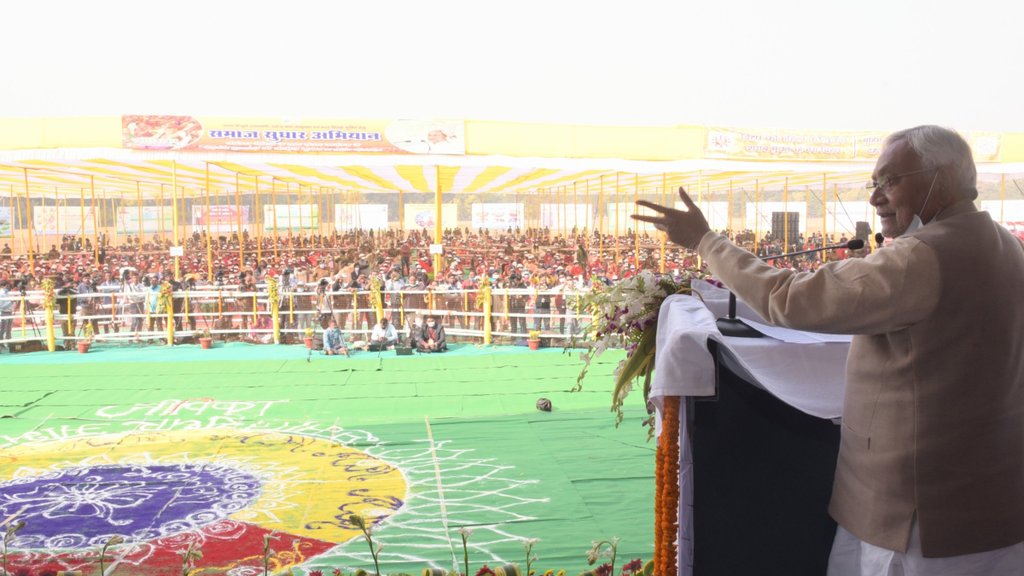 पश्चिम चंपारण में सामाजिक सुधार यात्रा कार्यक्रम में मुख्यमंत्री नीतीश कुमार (फोटो: ट्विटर/ NitishKumar)