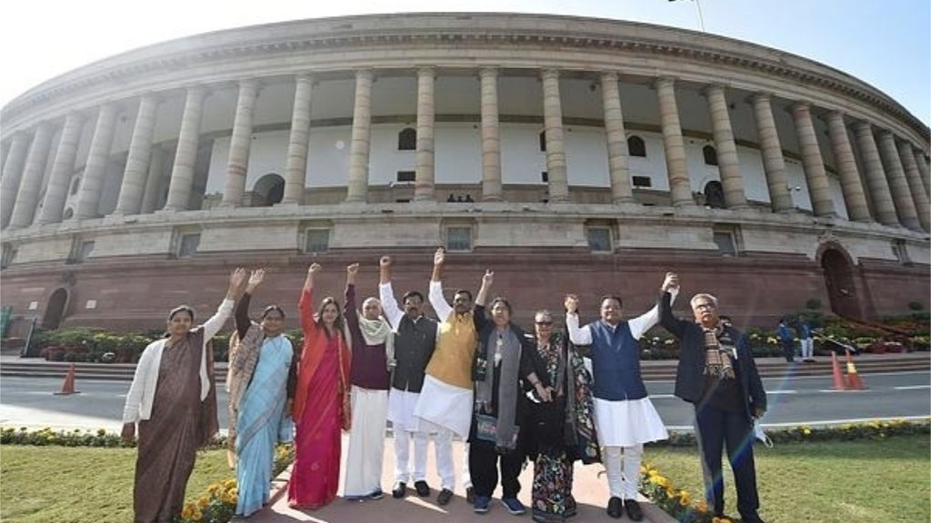 संसद के शीतकालीन सत्र में राज्यसभा सांसदों के निलंबन और अन्य मुद्दे पर दोनों सदनों में जमकर हंगामा हुआ। (फोटो: पीटीआई)