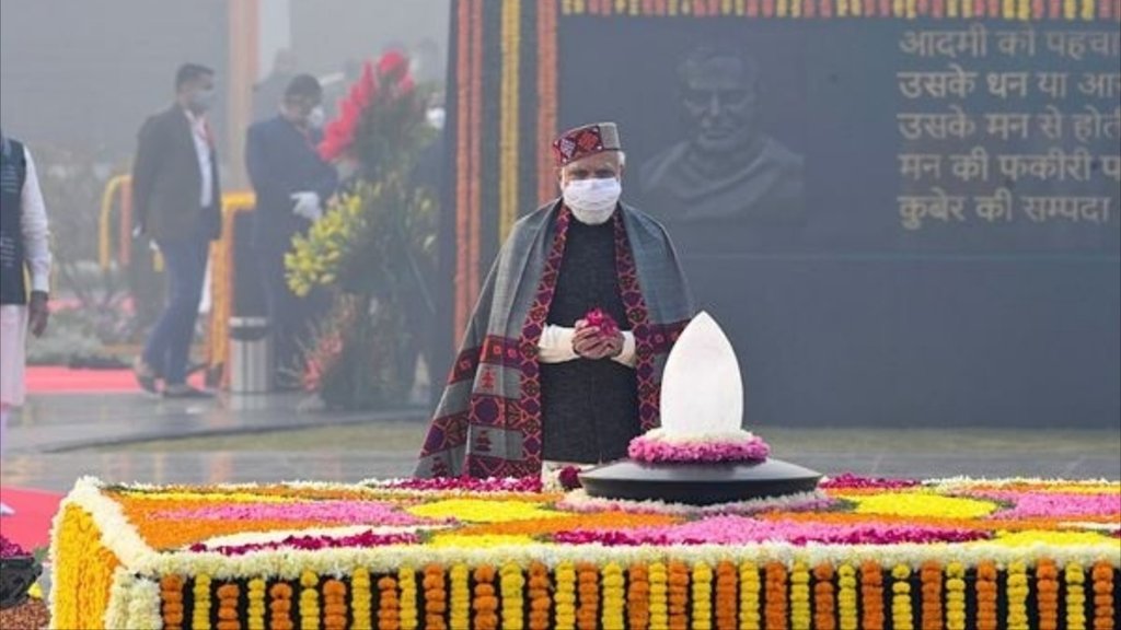 शनिवार को प्रधानमंत्री नरेंद्र मोदी ने अटल बिहारी वाजपेयी के स्मारक स्थल पर पहुंचकर उन्हें श्रद्धांजलि अर्पित की। (फोटो: पीटीआई)