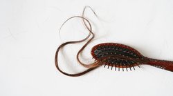 Hair Loss: झड़ते बालों से हैं परेशान, खाने-पीने की इन चीजों से मिलेगी आपके बालों को मजबूती; जानें