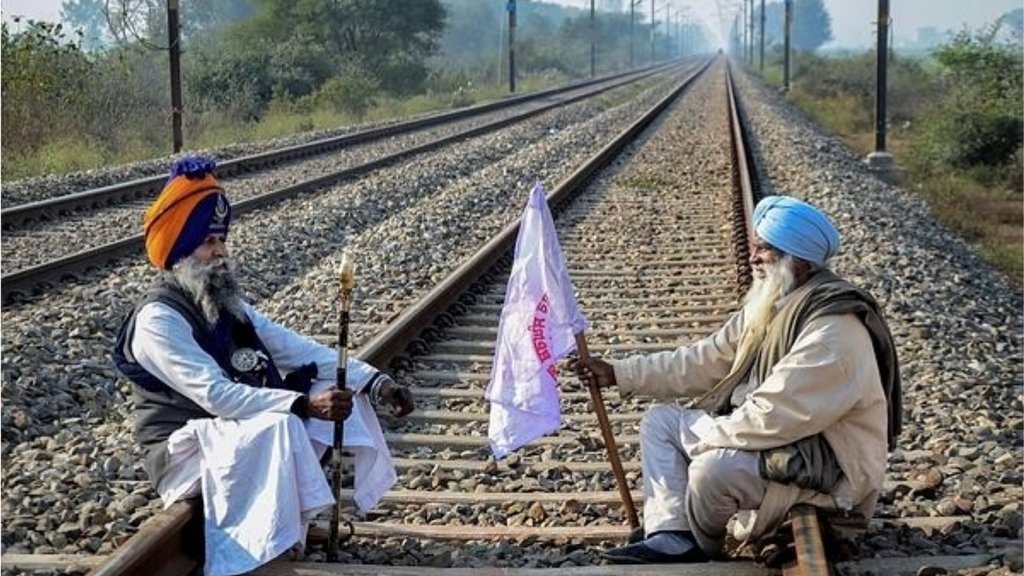 सोमवार को किसानों ने अपनी मांगों को लेकर पंजाब में रेल ट्रैक जाम किया। (फोटो: पीटीआई)