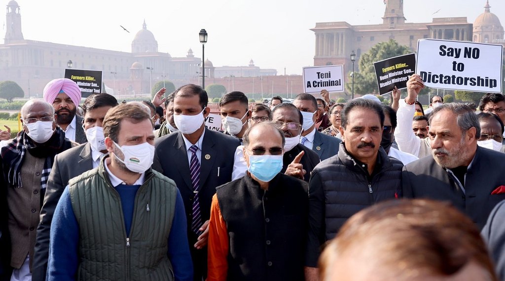 विपक्षी सांसदों के साथ मार्च निकालते राहुल गांधी (फोटो- @INCIndia)