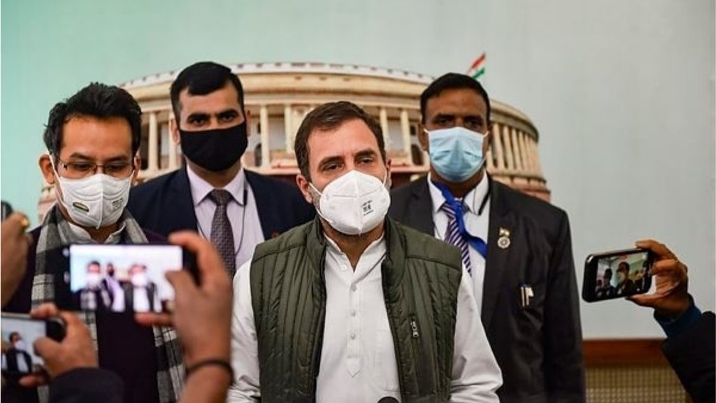सोमवार को संसद भवन कॉम्प्लेक्स में पत्रकारों से बात करते कांग्रेस सांसद राहुल गांधी (फोटो: पीटीआई)