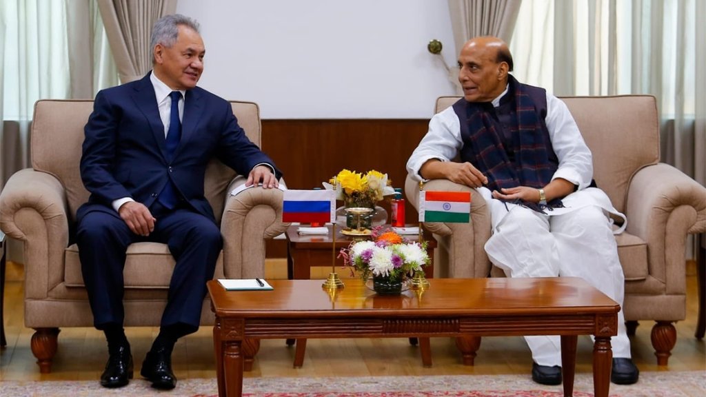 सोमवार को रक्षा मंत्री राजनाथ सिंह ने रूसी रक्षा मंत्री सर्गेई शोइगू के साथ मुलाक़ात की। (फोटो: ट्विटर/ rajnathsingh)