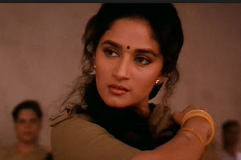  माधुरी दीक्षित ने साल 1993 में खलनायक फिल्म में अंडर कवर पुलिस अधिकारी का रोल प्ले किया था। इस फिल्म के लिए माधुरी को फिल्मफेयर पुरस्कार मिला था। 