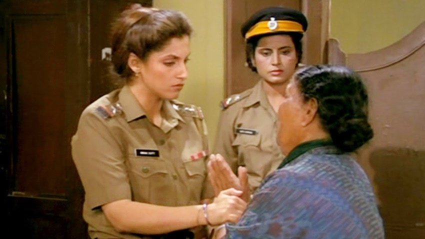  डिंपल कपाड़िया ने साल 1988 में फिल्म जख्मी औरत में ऐसी पुलिस अफसर का रोल प्ले किया था जो बलात्कार के आरोपी को पकड़ने के लिए अपनी वर्दी त्याग देती है। 