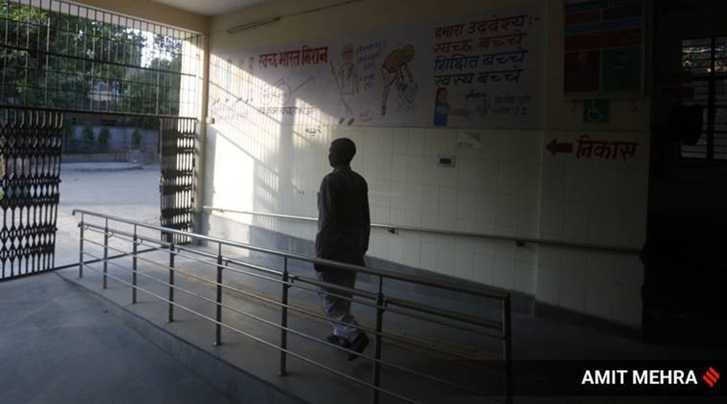 कोविड केसों के बढ़ने के बाद दिल्ली में स्कूलों को बंद करने के आदेश से पसरा सन्नाटा। (फोटो- अमित मेहरा, इंडियन एक्सप्रेस)