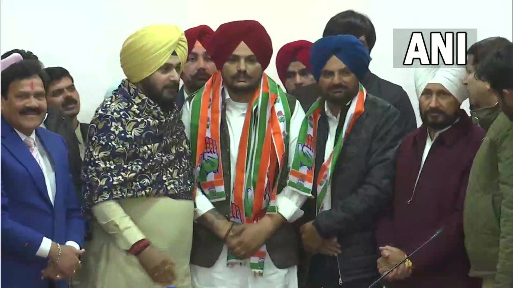 पंजाबी गायक सिद्धू मूसेवाला सीएम चन्नी और प्रदेश अध्यक्ष नवजोत सिंह सिद्धू की मौजूदगी में कांग्रेस पार्टी में शामिल हुए। (फोटो: एएनआई)