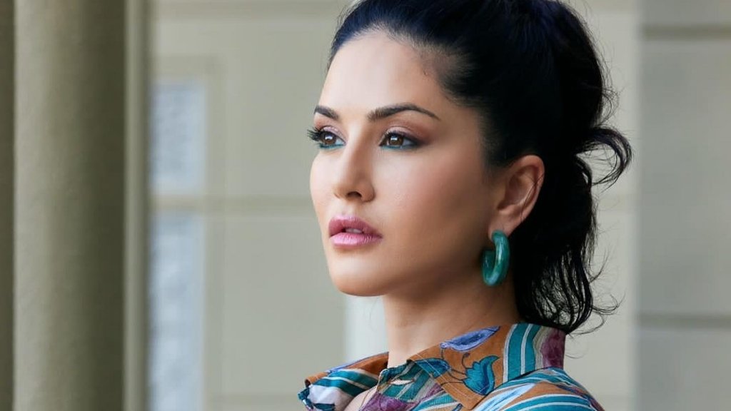 बॉलीवुड अदाकारा सनी लियोन का नया एलबम मधुबन लांच होते ही विवादों में आ गया है। (फोटो: फेसबुक/ सनी लियोन)