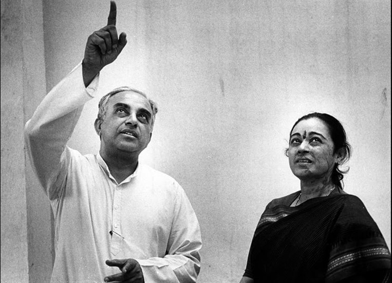 1971 बैच की आईएएस अफसर वीएस चंद्रलेखा भी राजनीति में हैं। तमिलनाडु कैडर की इन तेजतर्रार महिला आईएएस ने जनता पार्टी के साथ अपना राजनीतिक करियर शुरू किया था। अब वह बीजेपी के साथ हैं। 