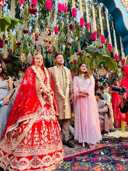 рддреЗрдЬрд╕реНрд╡реА рдХреА рд╢рд╛рджреА рджрд┐рд▓реНрд▓реА рдореЗрдВ рд╕реИрдирд┐рдХ рдлрд╛рд░реНрдо рдореЗрдВ рд╣реБрдИред рдЗрд╕ рд╢рд╛рджреА рдореЗрдВ рдмреЗрд╣рдж рдирдЬрджреАрдХреА рдФрд░ рдкрд░рд┐рд╡рд╛рд░ рдХреЗ рд▓реЛрдЧ рд╣реА рд╢рд╛рдорд┐рд▓ рд░рд╣реЗред┬а