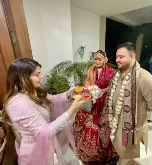 рддреЗрдЬрд╕реНрд╡реА рдХреА рдПрдХ рдмрд╣рди рд░реЛрд╣рд┐рдгреА рдЬреЛ рд╕рд┐рдВрдЧрд╛рдкреБрд░ рдореЗрдВ рд░рд╣рддреА рд╣реИрдВ рд╡рд╣ рдЗрд╕ рд╢рд╛рджреА рдореЗрдВ рд╢рд╛рдорд┐рд▓ рдирд╣реАрдВ рд╣реЛ рдкрд╛рдИрдВред┬а