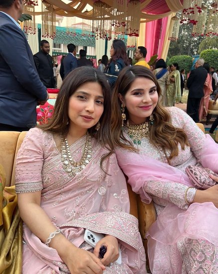 рдбрд┐рдВрдкрд▓ рдпрд╛рджрд╡ рдФрд░ рддреЗрдЬрд╕реНрд╡реА рдХреА рдмрд╣рди рдЪрдВрджрд╛ рдпрд╛рджрд╡ рдиреЗ рдПрдХ рд╣реА рд░рдВрдЧ рдХреА рдбреНрд░реЗрд╕ рдкрд╣рдиреА рдереАред