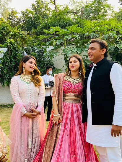 рд▓рд╛рд▓реВ рдкреНрд░рд╕рд╛рдж рдпрд╛рджрд╡ рдХреА рдмреЗрдЯрд┐рдпрд╛рдВ рдЕрдЦрд┐рд▓реЗрд╢ рдпрд╛рджрд╡ рдХреЗ рд╕рд╛рде рддрд╕реНрд╡реАрд░реЗрдВ рдЦрд┐рдВрдЪрд╡рд╛рддреА рджрд┐рдЦреАрдВред