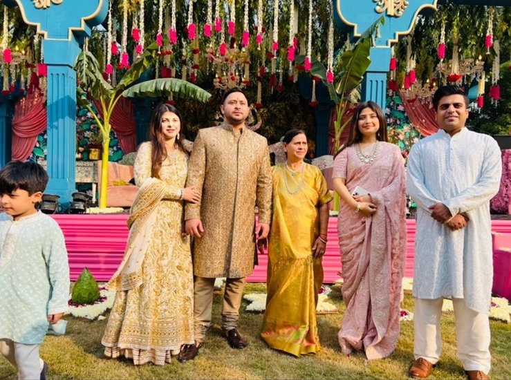 राबड़ी देवी ने शादी में सुनहरे रंग की साड़ी पहनी थी।