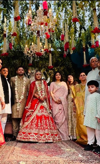 рдЕрдЦрд┐рд▓реЗрд╢ рдпрд╛рджрд╡ рд▓рд╛рд▓реВ рдкрд░рд┐рд╡рд╛рд░ рдХреЗ рд╕рдордзреА рд╣реИрдВред рд╡рд╣ рднреА рдкрддреНрдиреА рдбрд┐рдВрдкрд▓ рдпрд╛рджрд╡ рдХреЗ рд╕рд╛рде рд╢рд╛рджреА рдореЗрдВ рд╢рд░реАрдХ рд╣реБрдП рдереЗред